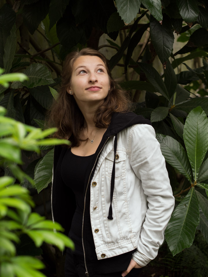 Céline Camie standing in front of palmtrees